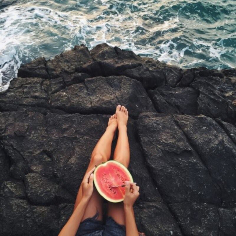 Operación bikini saludable: Mujer comiendo fruta en la playa