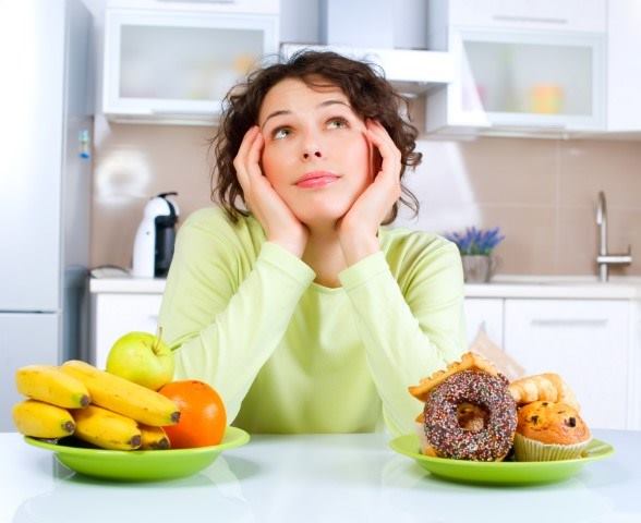 Mujer pensando en la vuelta a la rutina con una dieta sana y equilibrada