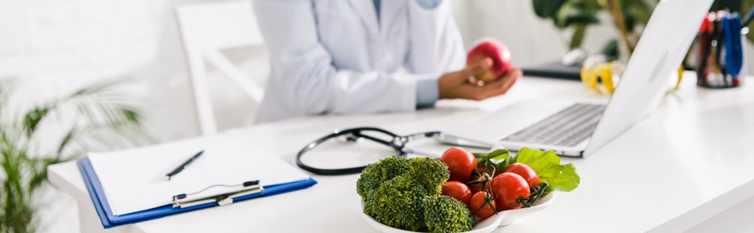 Nutricionista en Madrid investigando dieta especializada